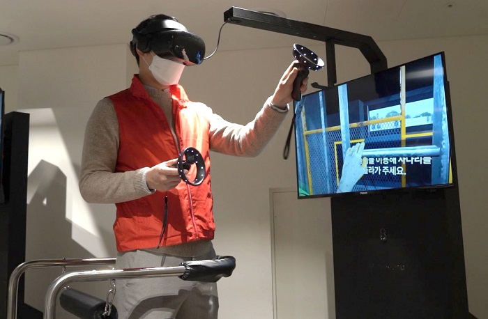 ▲안전체험관의 VR 체험실에서 VR 기기로 안전체험을 하는 모습. ⓒ롯데건설