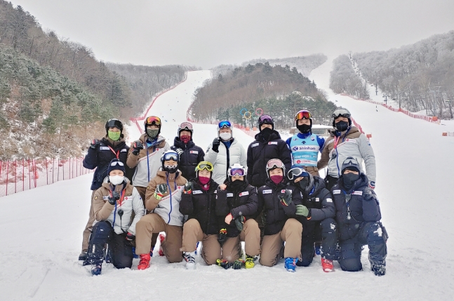 ▲신동빈 롯데그룹 회장(뒷줄 가운데)이 스키 스노보드 대표팀을 격려했다. ⓒ롯데그룹