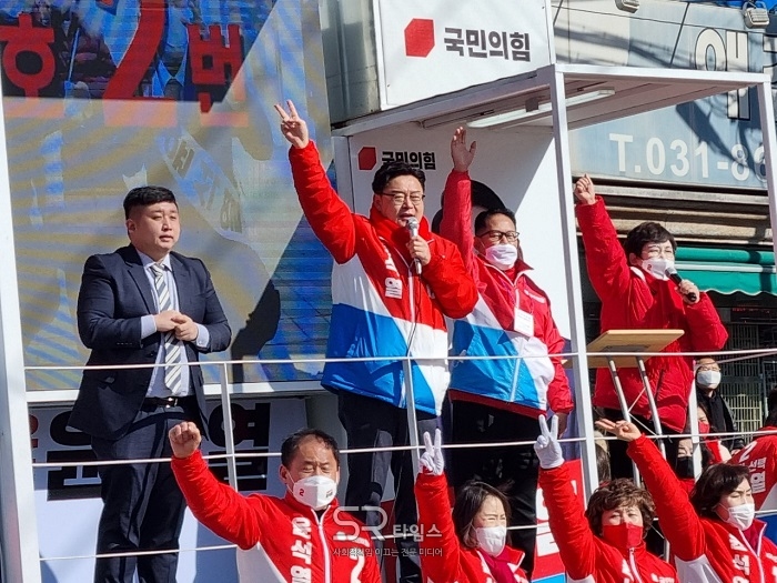 ▲김성원 경기도당위원장이 선거운동을 하고 있다.