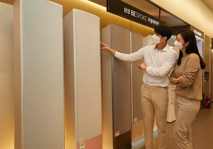 ▲삼성 디지털프라자 강남본점에서 모델이 2022년형 '비스포크 무풍에어컨 갤러리'를 소개하고 있다. ⓒ삼성전자