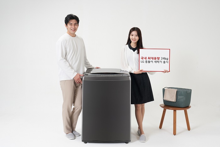 ▲모델들 LG 통돌이 세탁기 신제품을 소개하고 있다. ⓒLG전자