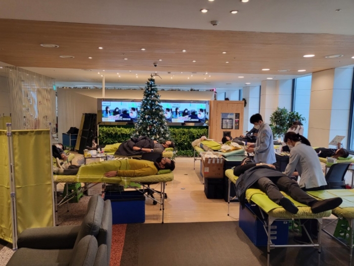 ▲지난해 12월 서울 종로구 SK 서린사옥에서 구성원들이 헌혈에 참여한 모습.  ⓒSK그룹