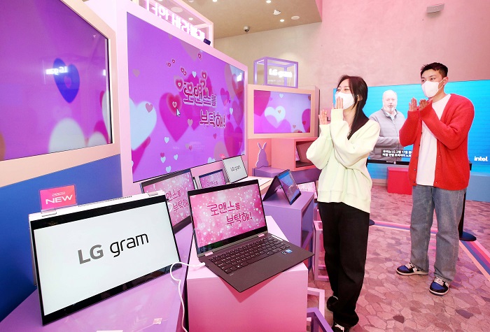 ▲LG전자 모델들이 LG 그램 가운데 처음으로 외장그래픽 카드 등을 탑재한 LG 그램 신제품을 체험하고 있다. ⓒLG전자