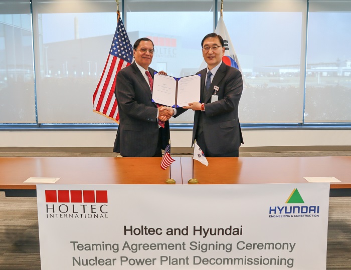 ▲(왼쪽부터) 크리스 싱 홀텍사 CEO, 윤영준 현대건설 대표이사 사장이 사업 협력 계약(Teaming Agreement) 서명을 하고 있다. ⓒ현대건설