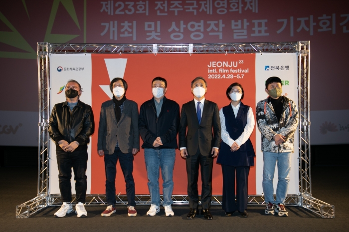 ▲문석 프로그래머, 이준동 집행위원장, 연상호, 김승수 조직위원장, 문성경 프로그래머, 전진수 프로그래머(사진 왼쪽부터). ⓒ전주국제영화제 제공