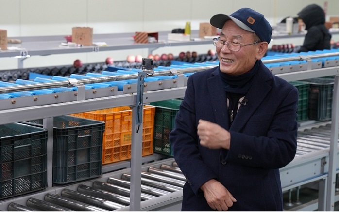 ▲'곰곰 보조개 사과’를 생산하는 경상북도 청송군 한우리 영농조합의 장길영 대표. ⓒ쿠팡