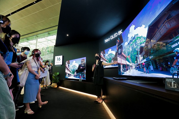 ▲싱가포르에서 개최된 2022년 TV 신제품 출시 행사에서 참석자들이 'Neo QLED 8K' 제품을 체험하고 있다. ⓒ삼성전자