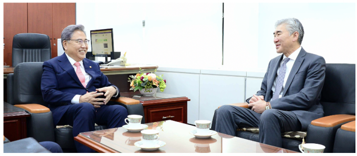 ▲박진 외교부 장관 후보자(사진 왼쪽)와 성 김 미국 국무부 대북정책특별대표 ⓒ박진 의원실
