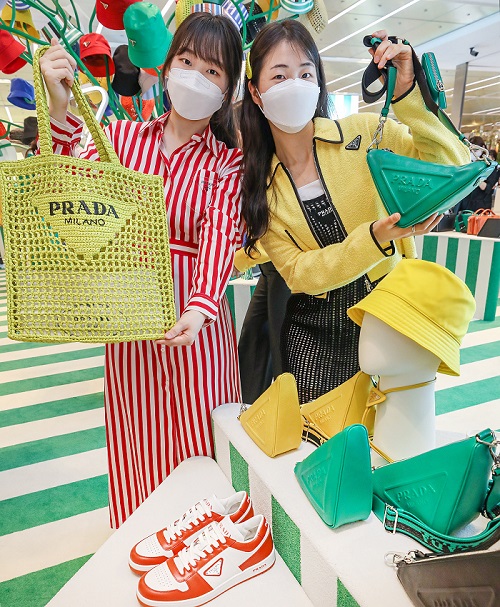 ▲24일 오전, 서울 강남구 현대백화점 무역센터점 1층 프라다 '트로피코 팝업스토어'에서 직원들이 여름 신상품을 선보이고 있다. ⓒ현대백화점