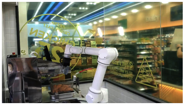 ▲'동래래미안아이파크점'에서 운용되고 있는 치킨 제조 로봇 ⓒGS25