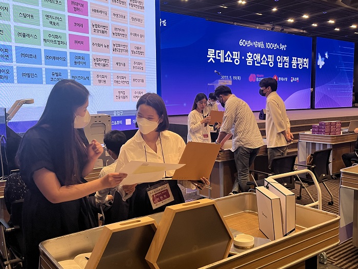 ▲‘롯데쇼핑·홈앤쇼핑 입점 품평회’에서 롯데백화점 바이어가 상담하고 있는 모습. ⓒ롯데백화점