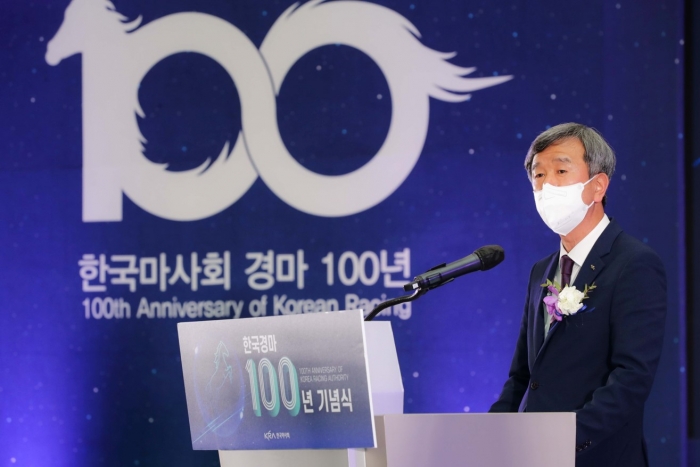 ▲정기환 한국마사회 회장이 한국경마 100년 기념식에서 기념사를 낭독하고 있다. ⓒ한국마사회