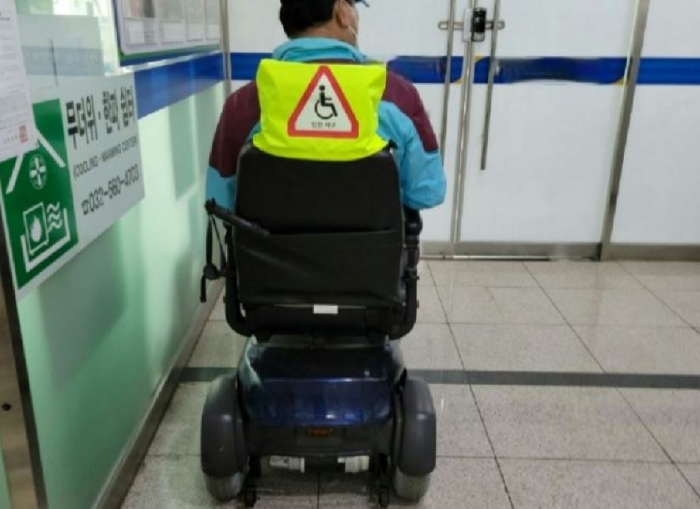 ▲ 인천 서구가 장애인들의 안전한 운행과 사고 예방을 위해 전동 보조기기에 부착하는 안전 커버를 제작하고 배부한다. ⓒ인천서구청