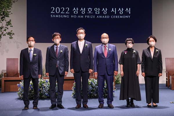 ▲삼성호암상 수상자들이 31일 서울신라호텔 다이너스티홀에서 열린 ‘2022 삼성호암상 시상식’에서 기념 촬영을 하고 있다. ⓒ호암재단