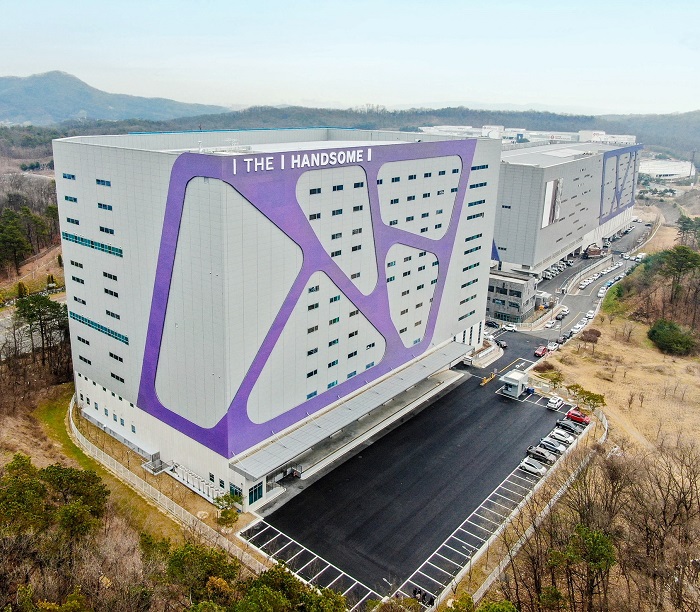 ▲경기도 이천시 호법면에 위치한 한섬 온라인 전용 물류센터 '스마트허브 e비즈'. ⓒ현대백화점그룹