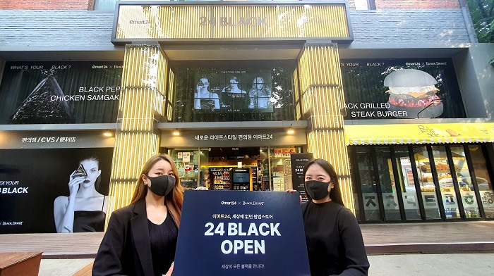 ▲6일 오전, 이마트24와 검은사막이 협업해 서울 삼청동에 오픈한 '24BLACK' 팝업스토어에서 모델이 포즈를 취하고 있다. ⓒ이마트24