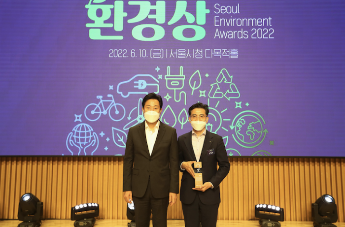▲오세훈 서울시장(사진 왼쪽)과 진재승 유한킴벌리 대표 ⓒ유한킴벌리