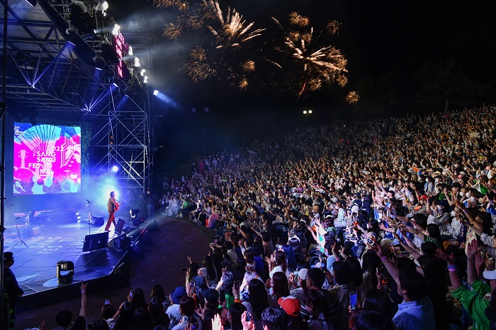▲KT&G가 지난 11일 KT&G 상상마당 춘천에서 개최한 ‘2022 상상실현 페스티벌’ 메인 공연장에서 뮤지션들의 라이브 공연이 진행되고 있다. ⓒKT&G
