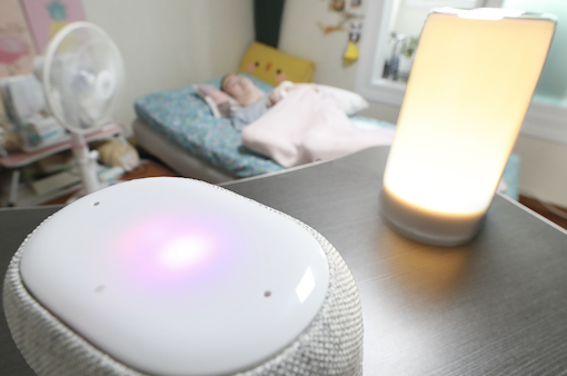▲중증장애인 A씨의 서울 홍제동 자택에 마련된 AI 케어서비스를 위한 인공지능 스피커와 IoT 기기. ⓒKT