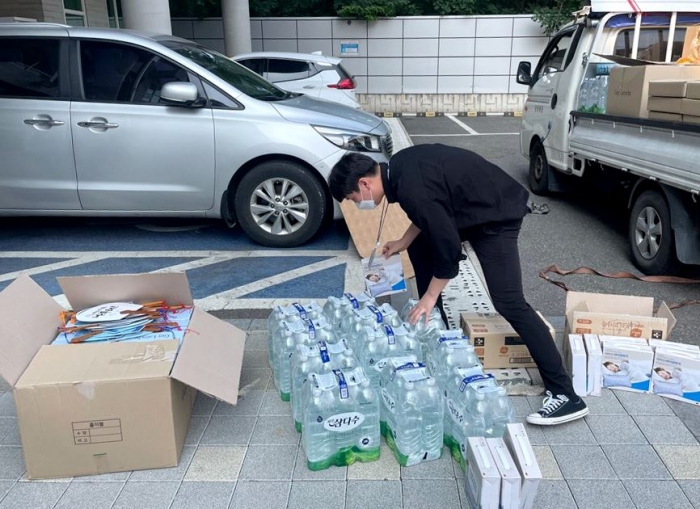 ▲인천 동구가 취약계층에 생수 등 폭염대응 물품 지원에 나섰다. ⓒ인천 동구청