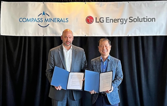▲LG에너지솔루션이 미국 컴파스 미네랄과 탄산, 수산화리튬 공급에 대한 MOU를 체결했다. (오른쪽부터) LG에너지솔루션 김동수 전무, 컴파스 미네랄 Chris Yandell 대표. ⓒLG에너지솔루션