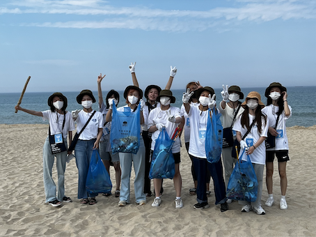 ▲3일 동해시 망상해변에서 진행된 '비치코밍' 캠페인에 참여한 '글로벌에코리더 YOUTH'가 기념 사진을 촬영하고 있다. ⓒLG생활건강