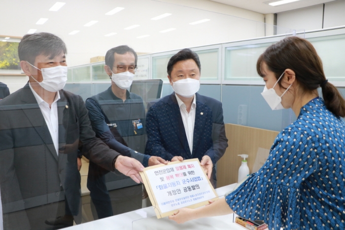 ▲더불어민주당 ‘민생우선실천단’ 산하 ‘화물노동자생존권보호팀’(팀장 최인호 국회의원)은 지난 6월 30일 국회 소통관에서 민주노총 공공운수노조 화물연대본부와 함께 안전운임제 일몰제 폐지와 품목 확대를 위한 '화물자동차 운수사업법' 발의 공동 기자회견을 개최하고 개정안을 발의했다. ⓒ더불어민주당 최인호 국회의원실