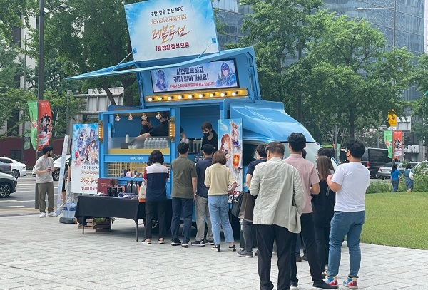 ▲지난달 24일 넷마블이 서울 시청 광장에서 '세븐나이츠 레볼루션' 커피트럭 이벤트를 진행하고 있다. ⓒ넷마블