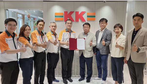▲GS25와 KK그룹이 업무협약을 체결하고 기념사진을 촬영하고 있다. 정재형 편의점사업부장 전무(우측에서 네번째) ,Datuk Seri Dr. KK Chai KK그룹 창립자 회장 (좌측에서 다섯번째). ⓒGS리테일