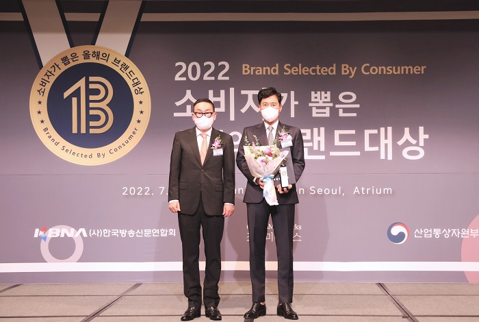 ▲ 이창우 보람상조개발 대표이사(오른쪽)가 2022 소비자가 뽑은 올해의 브랜드대상에서 기념촬영을 하고 있다. ⓒ보람상조