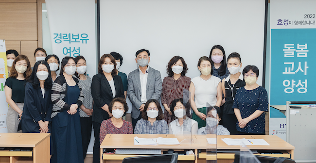 ▲최형식 효성 커뮤니케이션실 상무(가운데)가 지난 1일 서울시 종로구에 있는 종로여성인력개발센터를 찾아 지원금 7,000만원을 전달했다. ⓒ효성