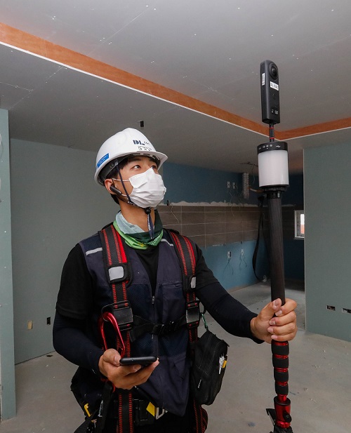 ▲DL이앤씨 직원이 360도 카메라를 활용해 공동주택 건설현장 내부를 촬영하고 있다. ⓒDL이앤씨