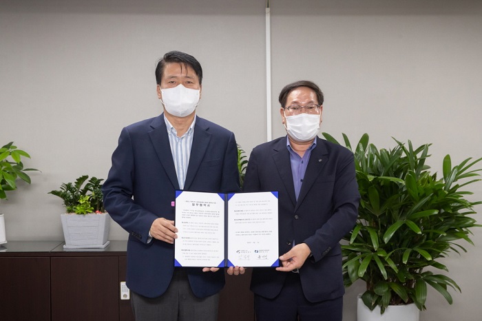▲인천서구 한국남부발전(주)와 사회공헌활동 업무협약 체결(왼쪽 강범석 청장, 오른쪽 송기인 본부장)       ⓒ인천서구