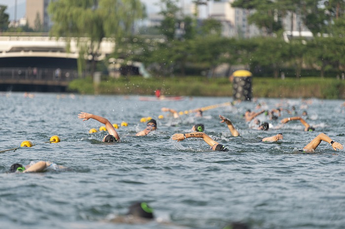 ▲2022 롯데 오이 레이스(Oe Race) 참가자들이 석촌호수에서 수영하고 있다. ⓒ롯데물산