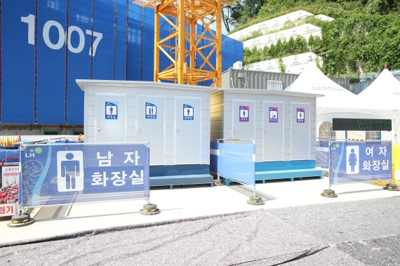 ▲한국토지주택공사 건설현장에 설치된 컨테이너 화장실 모습. ⓒ한국토지주택공사