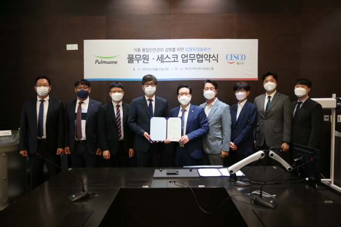 ▲김상구 풀무원기술원 식품안전실장(왼쪽 네번째)과 성기재 세스코 법인전략본부장(오른쪽 다섯번째)을 비롯한 관계자들이 23일 세스코 본사에서 협약식 후 기념 촬영을 하고 있다. ⓒ풀무원