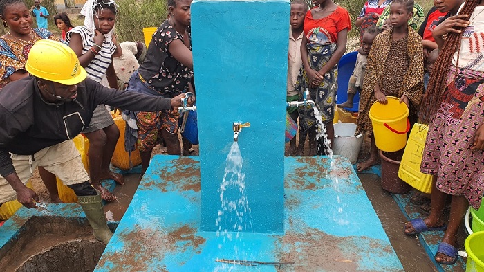 ▲렘바임부 킴반세케 지역 주민들이 이번에 준공한 「DR콩고 렘바임부 정수장」에서 공급하는 물을 받기 위해 모인 모습. ⓒ현대엔지니어링