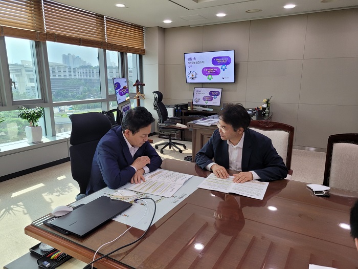 ▲이동환 고양시장(사진 오른쪽)이 원희룡 장관을 만나 지역발전 핵심 현안을 논의하고 있다. ⓒ고양시