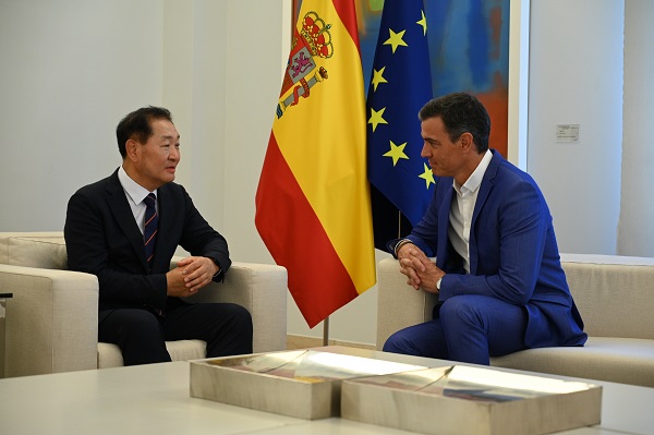 ▲한종희 삼성전자 부회장(사진 왼쪽)이 페드로 산체스 스페인 총리를 만나 디지털화와 지속가능발전에 대해 논의하고, '2030 부산엑스포' 유치 지지를 요청했다. ⓒ스페인 총리실