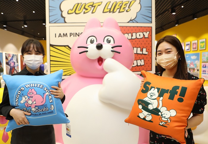 ▲서울 송파구에 위치한 잠실 롯데월드몰에서 모델 2명이 '지존' 매장에서 상품을 홍보하고 있는 모습. ⓒ롯데백화점