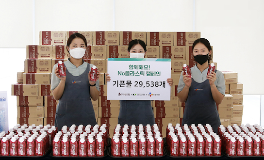 ▲CJ프레시웨이가 진행한 종이팩 생수 이용 권장 '노 플라스틱' 캠페인. ⓒCJ프레시웨이