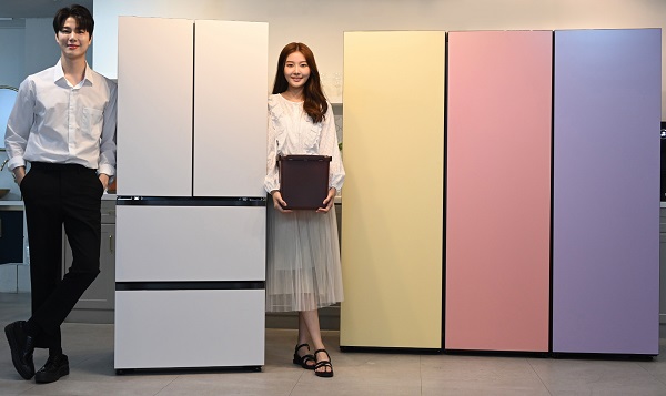 ▲모델이 402L 용량의 스탠드식 신제품(사진 왼쪽)과 1도어 냉장·냉동·김치 전용 'LG 컨버터블 패키지 오브제컬렉션''신제품을 소개하고 있다. ⓒLG전자