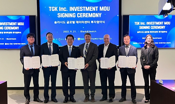 ▲(왼쪽부터)글로벌 데이터센터 투자협약식에서 박희준 EIP자산운용 대표, 명현관 해남군수, 김영록 전남도지사, 마리오 아자르 블랙앤드비치 대표, 브래드 하딘 TGK 대표 겸 다이오드 벤처스 대표, 채정섭 서남해안기업도시개발 대표, 레이첼 애트버리 다이오드 벤처스 이사가 기념촬영을 하고있다. ⓒ한양