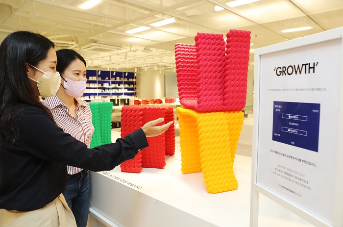 ▲고객 2명이 롯데백화점 강남점 더콘란샵에서 전시상품을 구경하고 있다. ⓒ롯데백화점