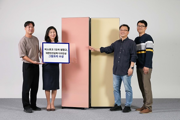 ▲삼성전자 생활가전사업부 CX팀 이보나 상무와 팀원들이 인간공학디자인상 '그랑프리'를 수상한 비스포크 1도어 냉장고를 소개하고 있다. ⓒ삼성전자