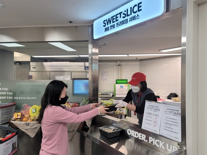 ▲고객이 제타플렉스점에 오픈한 프리미엄 서비스 스윗슬라이스 코너를 이용하고 있다. ⓒ롯데쇼핑