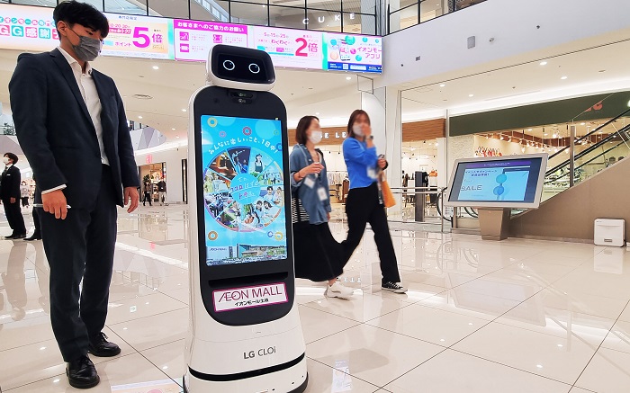 ▲LG 클로이 가이드봇(LG CLOi GuideBot)이 인공지능(AI) 기반의 자율주행과 장애물 회피를 기반으로 일본 대형 쇼핑몰 곳곳을 돌아다니며 방문객을 안내하고 필요한 정보를 제공하고 있다. ⓒLG전자