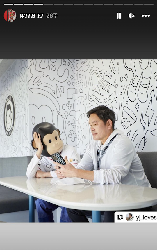 ▲제이릴라(사진 왼쪽)과 정용진 신세계 부회장이 카페에 나란히 앉아 커피를 마시고 있다. ⓒ제이릴라 인스타그램
