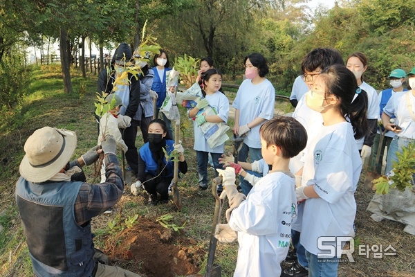 ▲나무 심기 행사에 참여한 효성 임직원과 서울 시민들이 마포구 노을공원에 위치한 '효성 나눔의 숲'에서 나무를 심고 있다. ⓒ효성