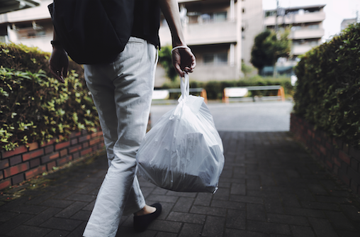 ▲일회용 비닐봉지에 물건을 담아 들고가는 모습. ⓒ어도비스톡